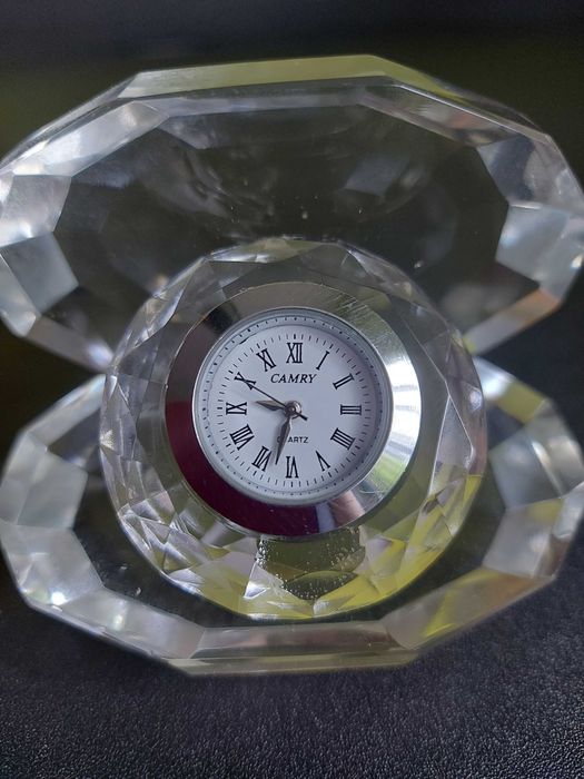 Kryształowy zegarek w kształcie muszli
