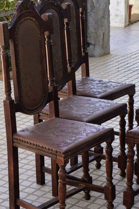 Cadeiras para restauro.