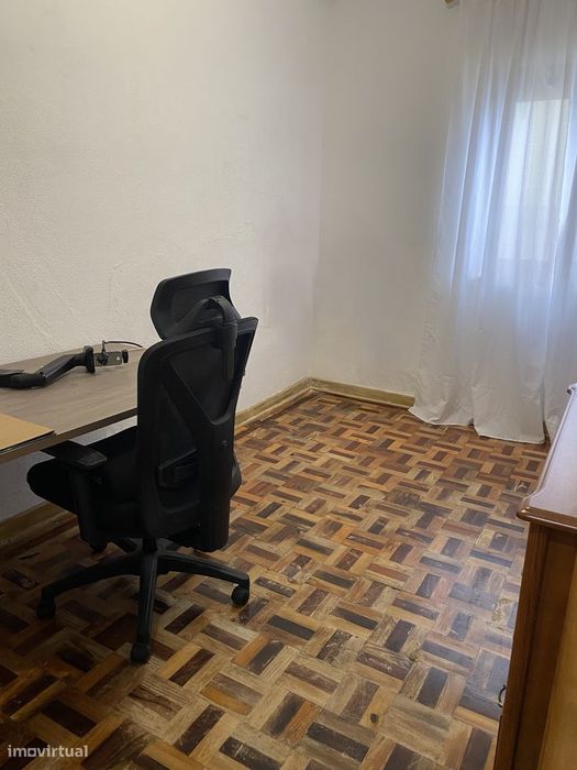 Vende-se T3 com grande espaço exterior em Santa Clara, Coimbra.