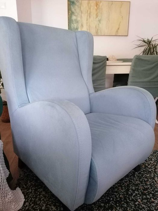 Cadeirão/Poltrona azul claro com proteção contra nódoas - como novas.