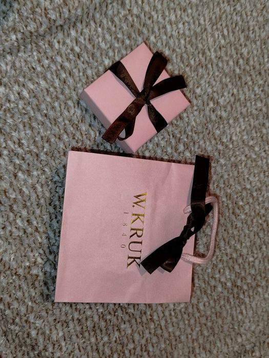 srebrny krzyżyk z cyrkoniami marki W.KRUK w opakowaniu prezentu