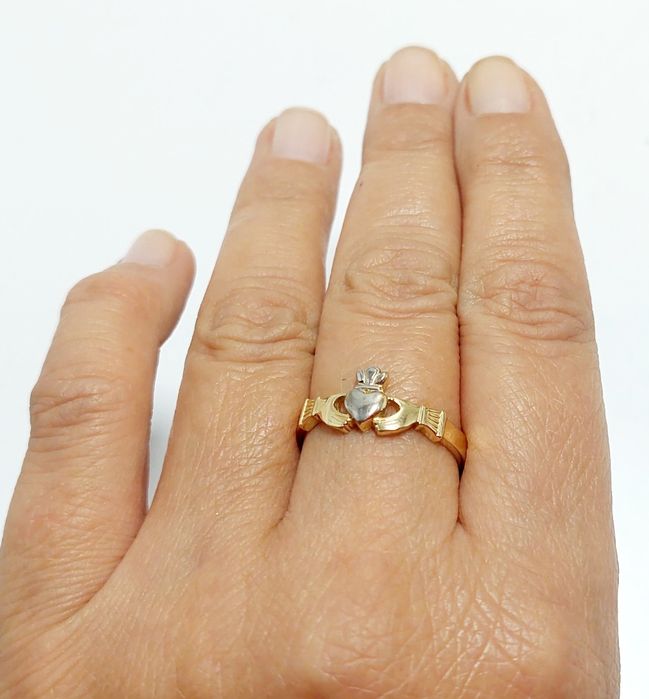 Pierścionek celtyckim symbolem claddagh 16r