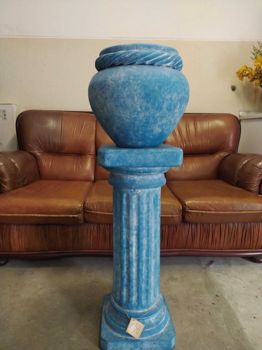 Coluna e vaso em louça pintada