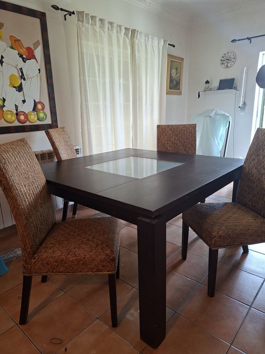 Mesa de jantar e 4 cadeiras