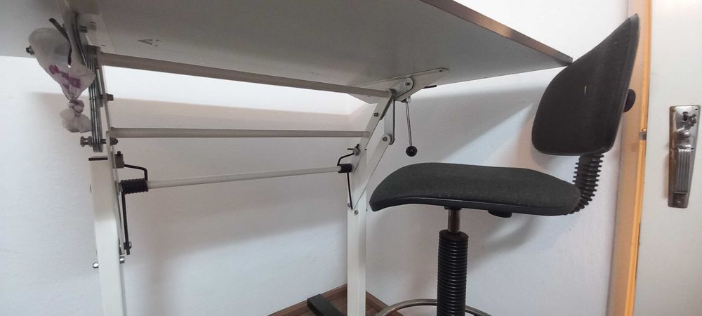 Estirador, cadeira rotativa e candeeiro