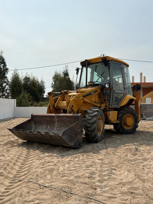 Aluguer de Mini Giratória | Trator | Bobcat | Camionete Basculante | Retro escavadora | Recolha de Entulho | Escavações | Limpeza se terrenos