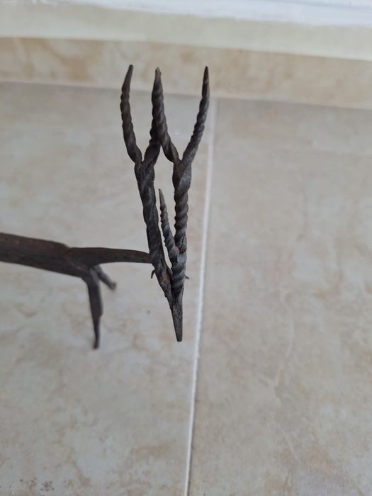 Escultura metal em forma de veado