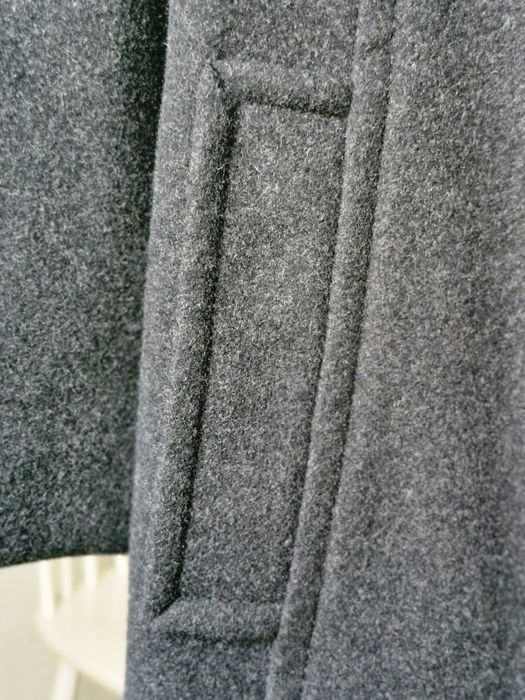 Жіноче пальто Benetton — елегантна класика, яка завжди в моді.