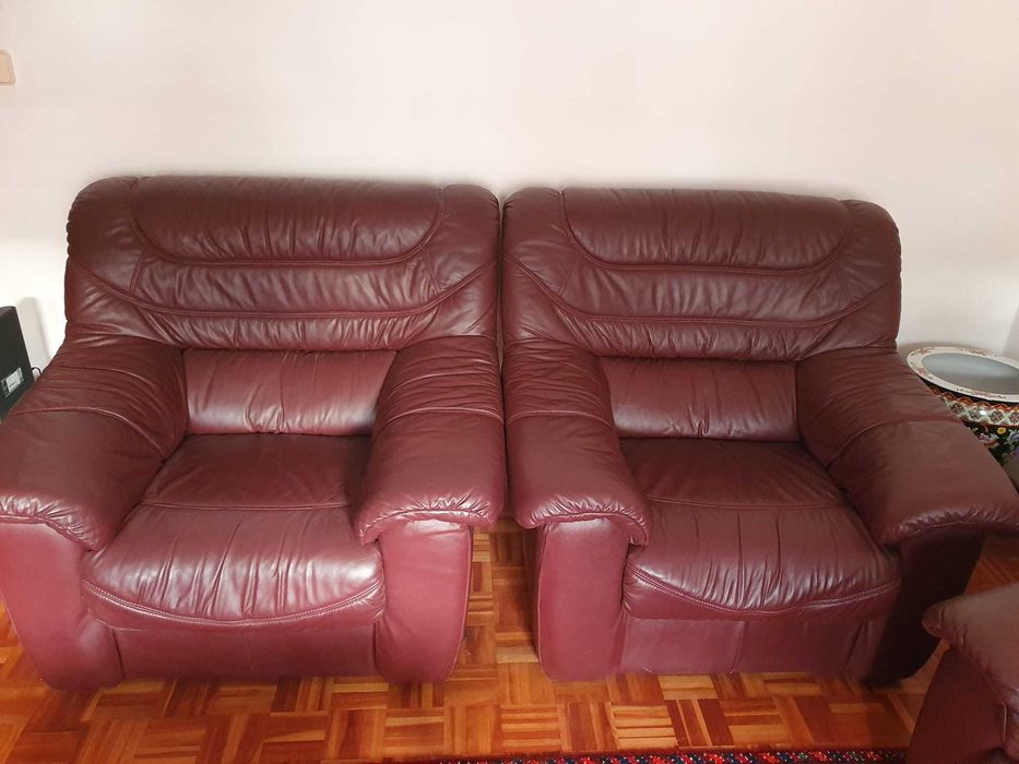 Duas poltronas em pele