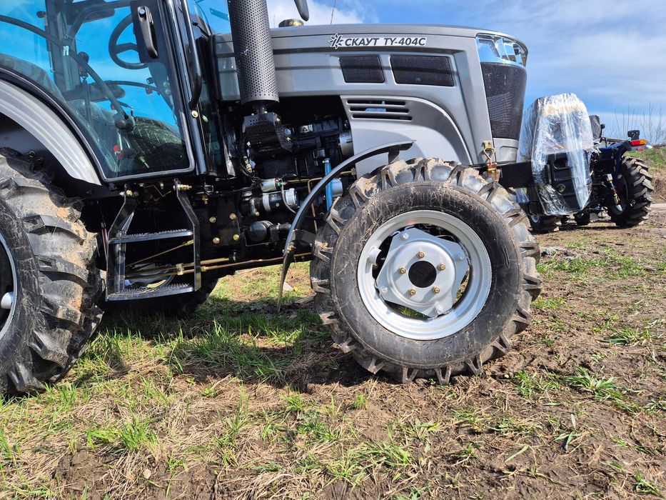 Трактор с кабиной Скаут 404С с ровным полом