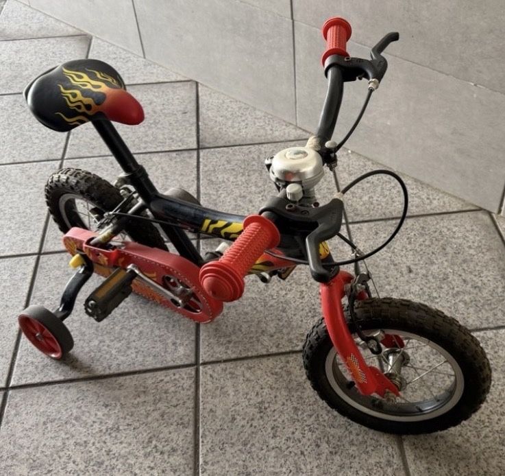 Bicicleta Infantil com Rodinhas + Capacete (Como Nova!)