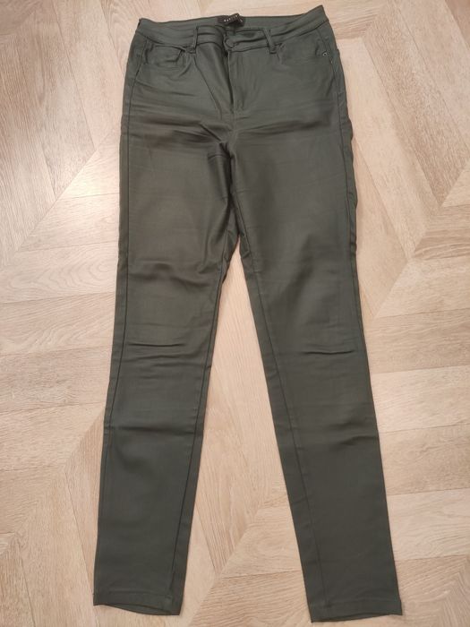 Ciemnozielone woskowane spodnie skinny