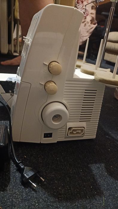 Швейна машина оверлок Bernina 800DL