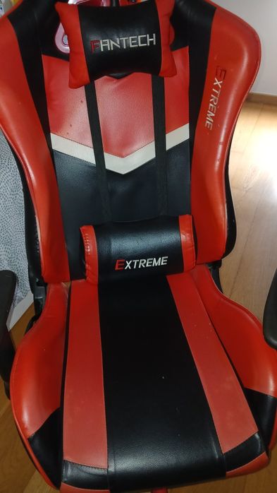 Cadeira gaming × secretária