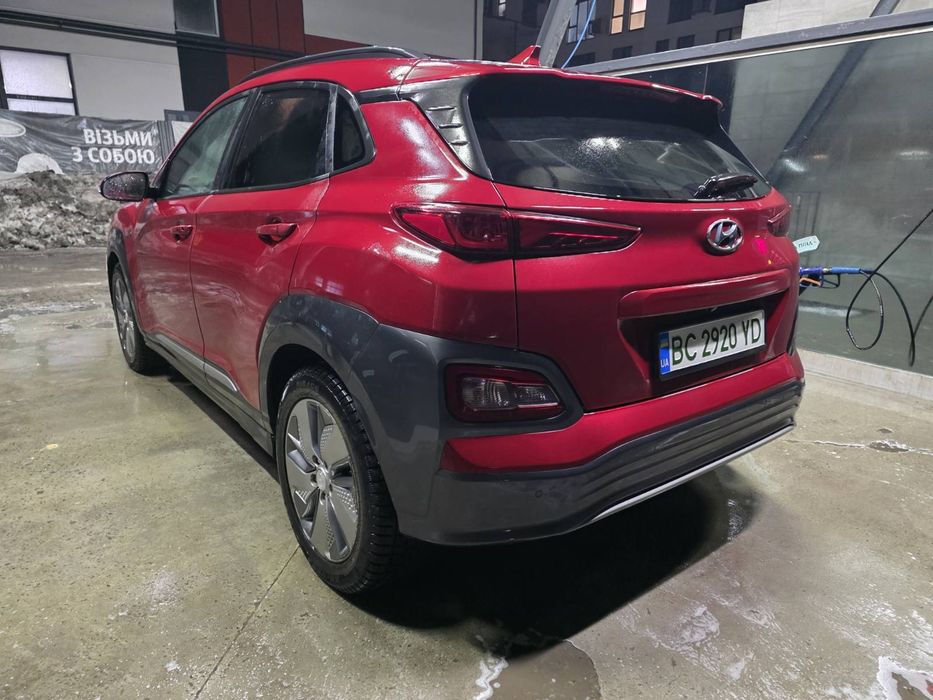 Hyundai kona electric 2019 рік, 64кв, 140000 гарна комплектація