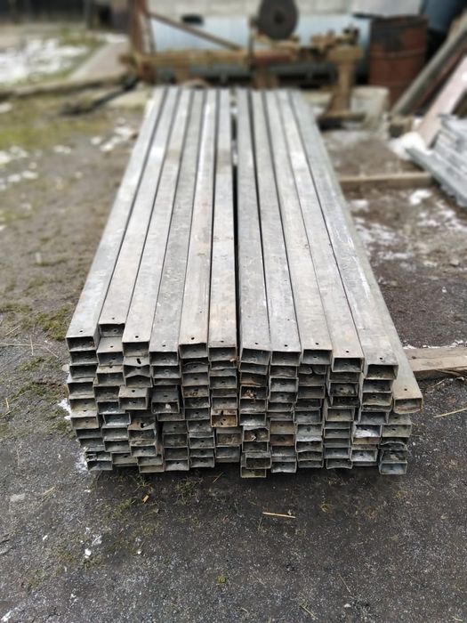 Słup stalowy ocynkowany, długość 3,7m, profil zamknięty 90x60x3