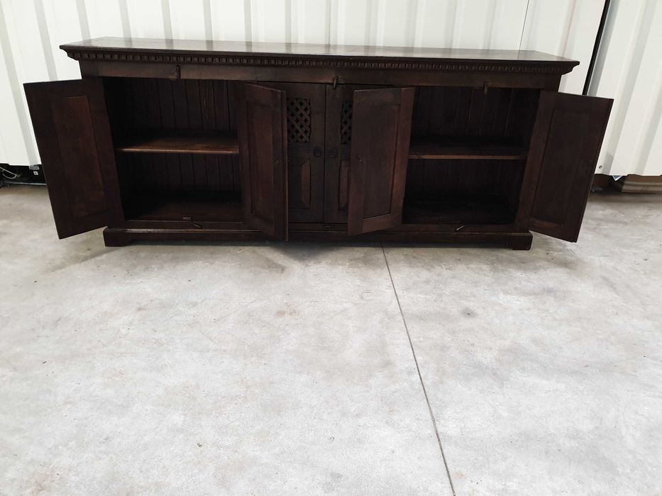 Masywna komoda kolonialna wykonana z litego palisandru indyjskiego.