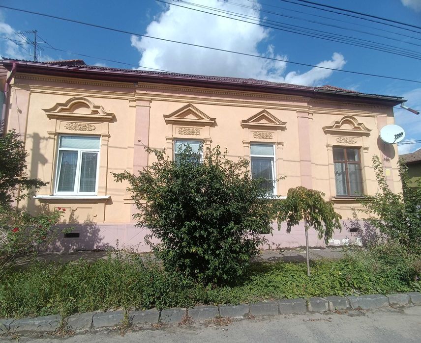 КВАРТИРА:94кв.м,ЦЕНТР,ІСТОРИЧНА ЗАБУДОВА,відмінний стан,підвал 45кв.м.