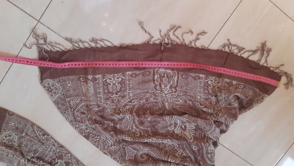 Długi szal szalik w beżowo kremowe ornamenty