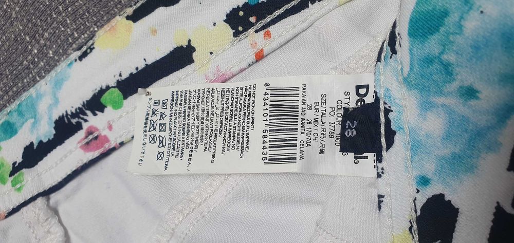 Białe jensy Desigual
