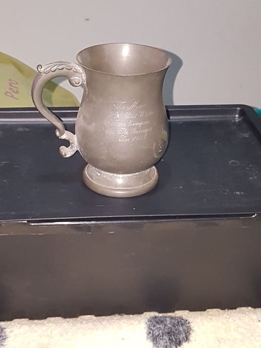 Caneca em estanho vintage