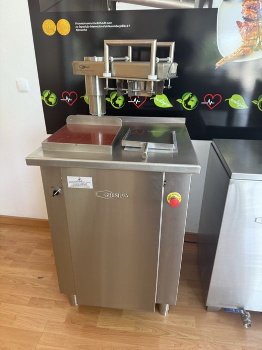 Maquina de partir frango churrasco Gresilva Nova