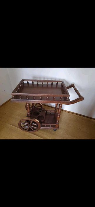 Lustro,wózek barowy,stół i 
8 krzeseł wszytko z dębowego drewna.