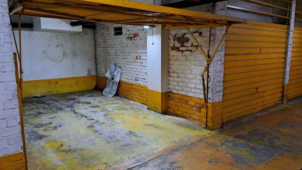 Garagem fechada no centro da cidade