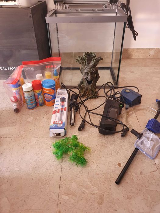 Aquário da marca Tetra e acessórios