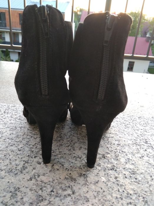 Czarne zamszowe szpilki peep toe 39 Oasis