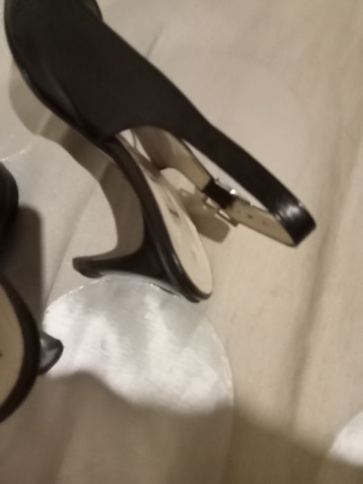 Vendo sapatos de cerimónia, usei 2 vezes, são em pele.