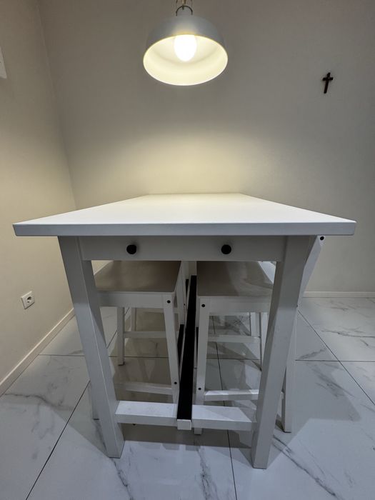 Mesa alta de cozinha com cadeiras