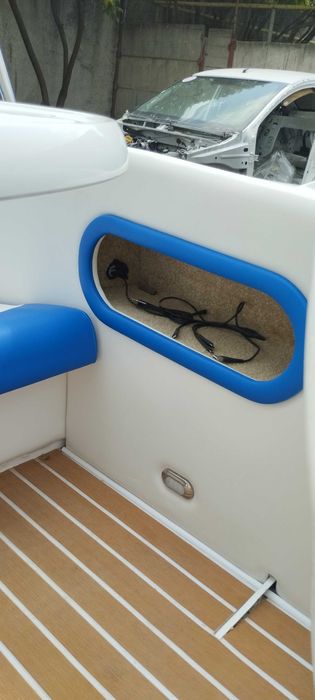 Катер для романтичних прогулянок.