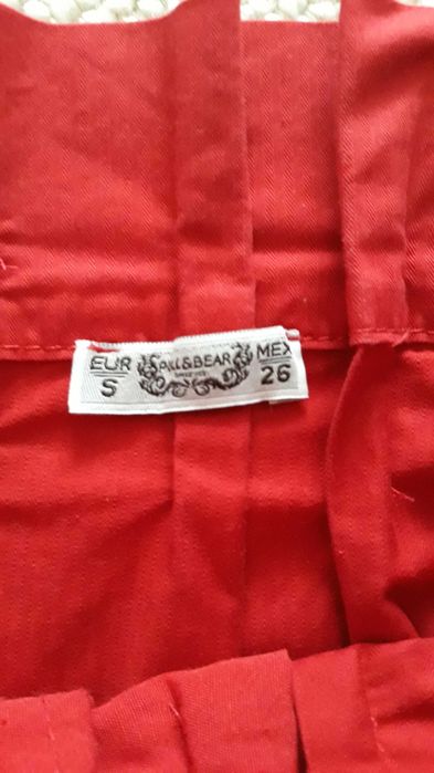 Saia de cor vermelha