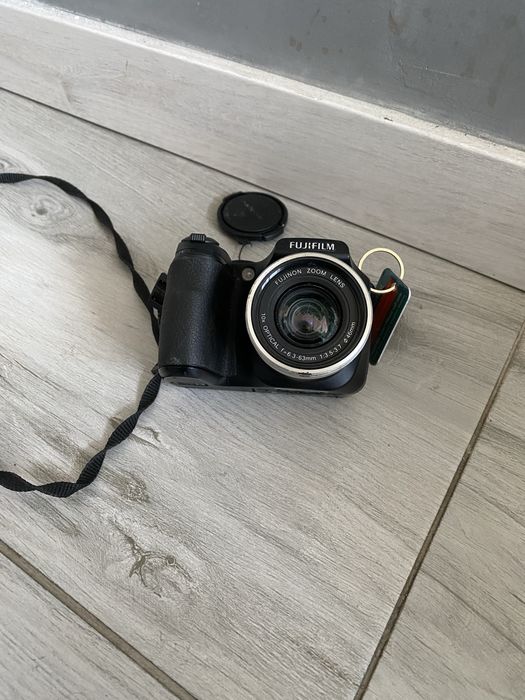 FUJIFILM FinePix S5700
