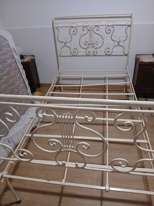 Vendo cama antiga de ferro forjado