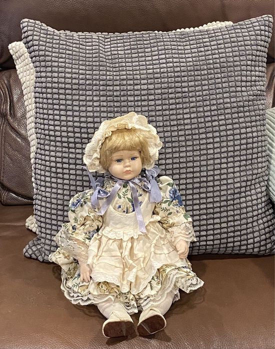 Boneca de porcelana sentada