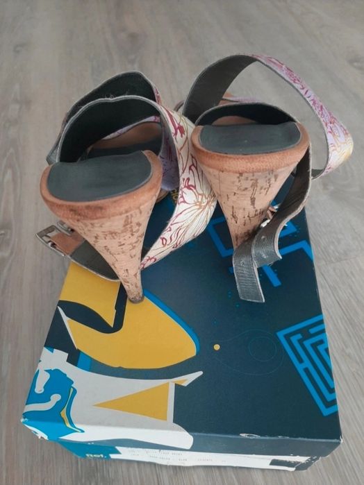 Sandálias de tiras coloridas, da Prof, nr. 39