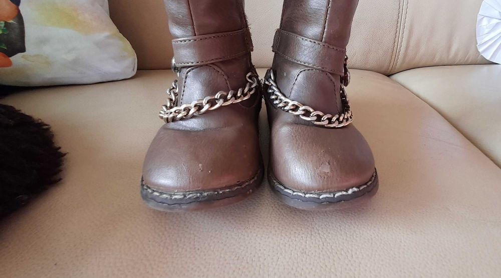 śliczne kozaczki z łańcuszkami r. 22 dziewczęce botki wk. ok. 14,3 cm