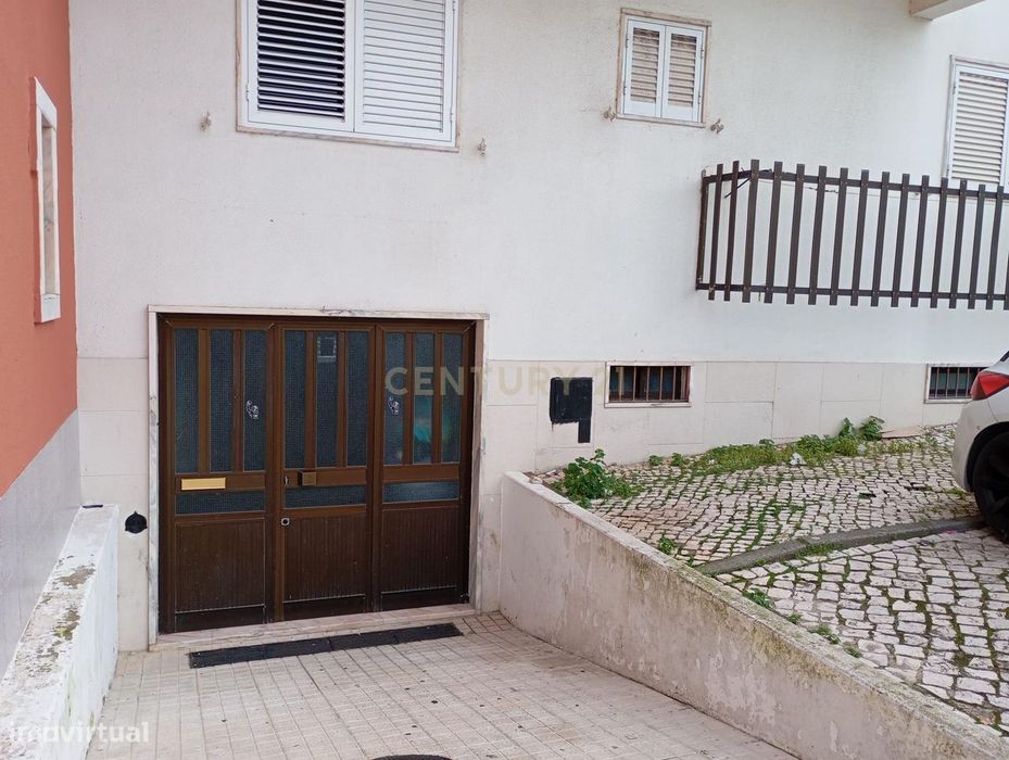 Garagem/armazém a funcionar como ginásio em localização privilegiada