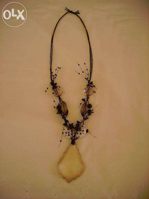 Colar Preto com vários materiais, moderno!
