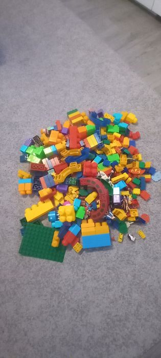 Caixa  com muitos legos