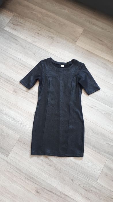 Czarna sukienka a'la skóra 40