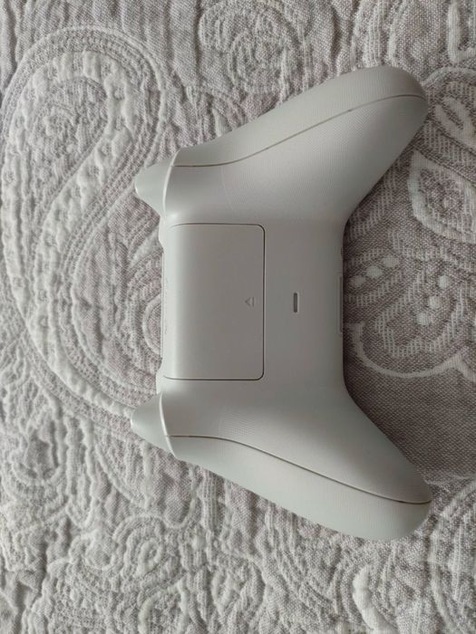 Продам консоль Xbox Series S тяне ігри легко вигладають дуже гарно