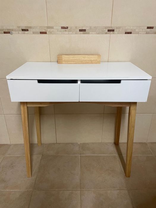 Consola com suporte para espelho
