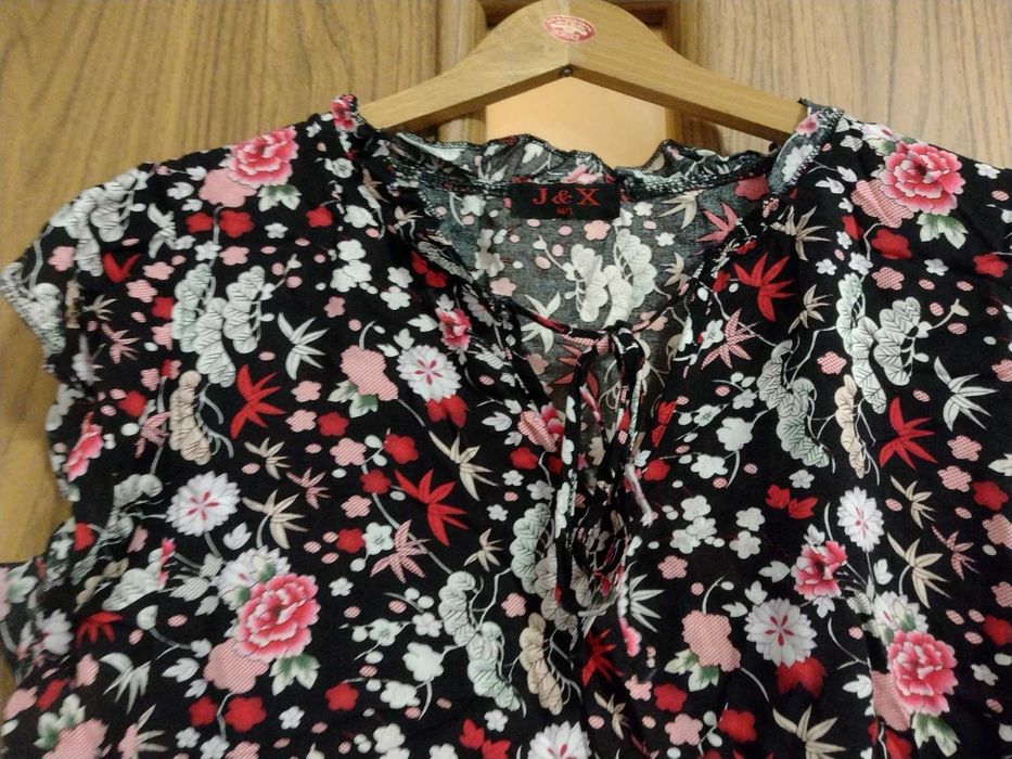 Bluzka M /L kwiatowa z wiązaniem na dekolcie