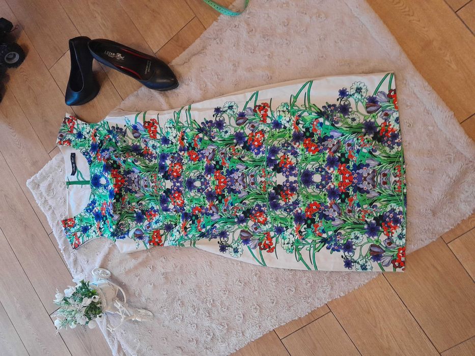 Elegancka dopasowana sukienka w kwiaty
