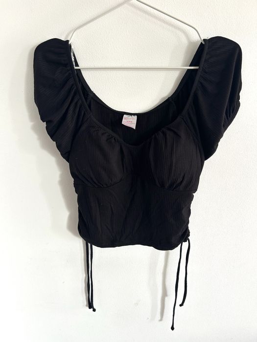 Czarna bluzka top z krótkim rękawem i usztywnianym biustem