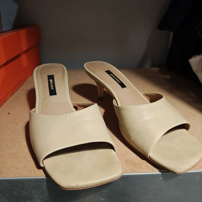 Klapki na obcasie Gino Rossi rozm.38 beżowe