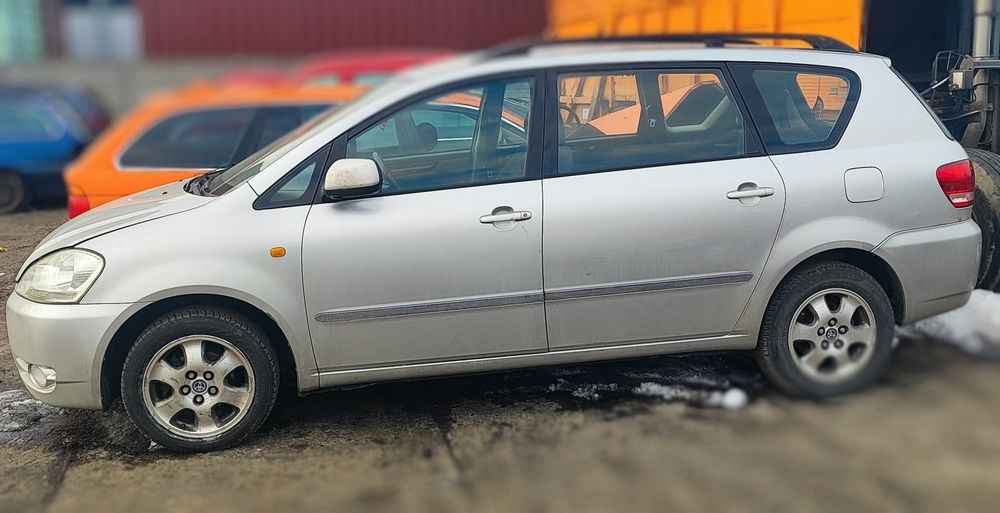 Toyota Avensis Verso lampy przednie lewa i prawa